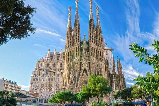 La Sagrada Familia, die atemberaubende Basilika im Herzen Barcelonas, ist trotz ihrer ausständigen Vollendung eines der wichtigsten Wahrzeichen der Stadt, Spanien